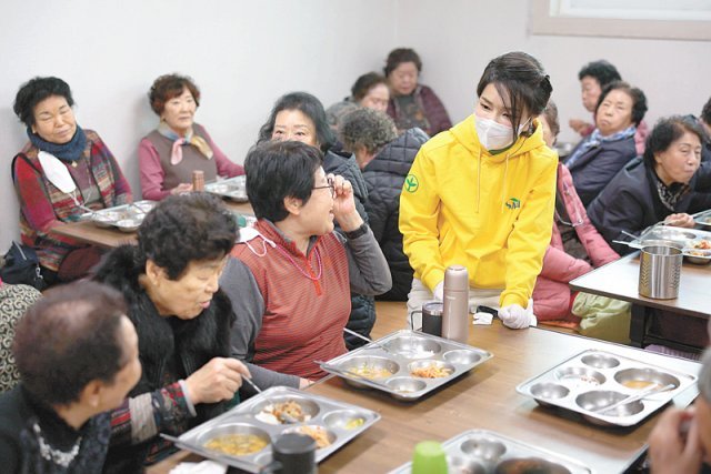김건희, 납작만두 먹으며 "딱 좋아하는 스타일”…"예뻐요” 연호에 ♥ 인사도 | 인스티즈