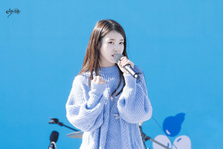 레전드였던 하늘색니트 아이유.jpg | 인스티즈