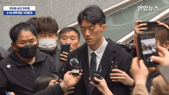 전두환 손자 안아주는 5.18 유족들.gif | 인스티즈