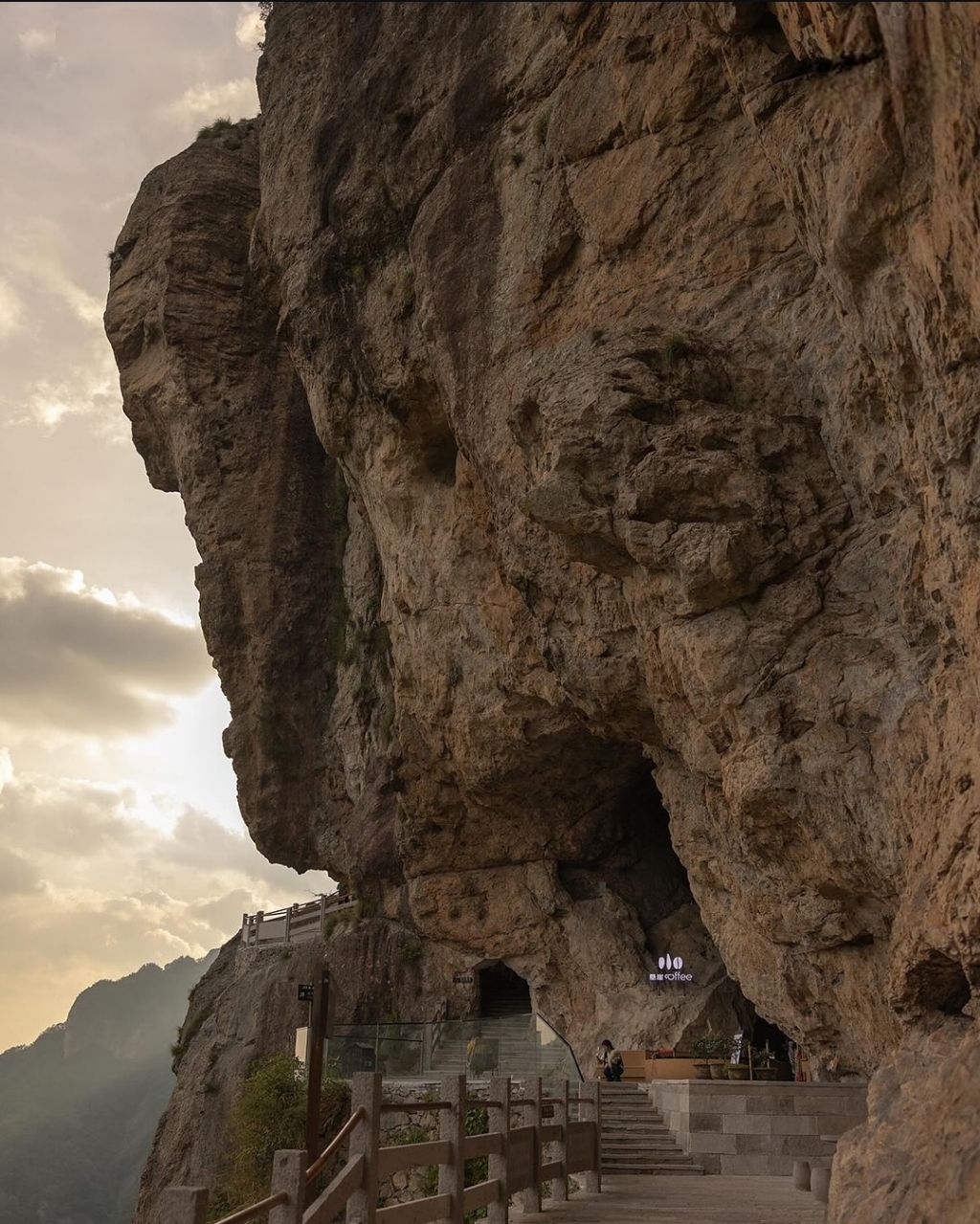 중국 저장성 1000m 높이 절벽 카페 | 인스티즈