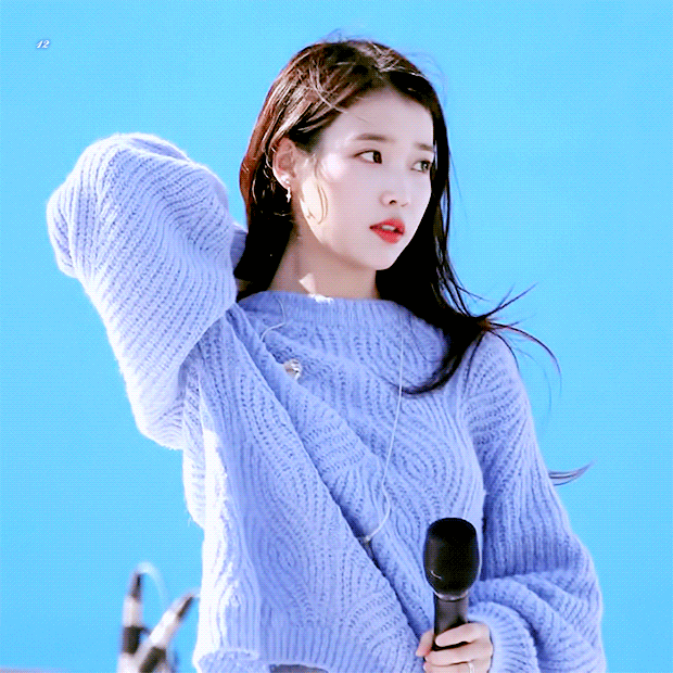 레전드였던 하늘색니트 아이유.jpg | 인스티즈