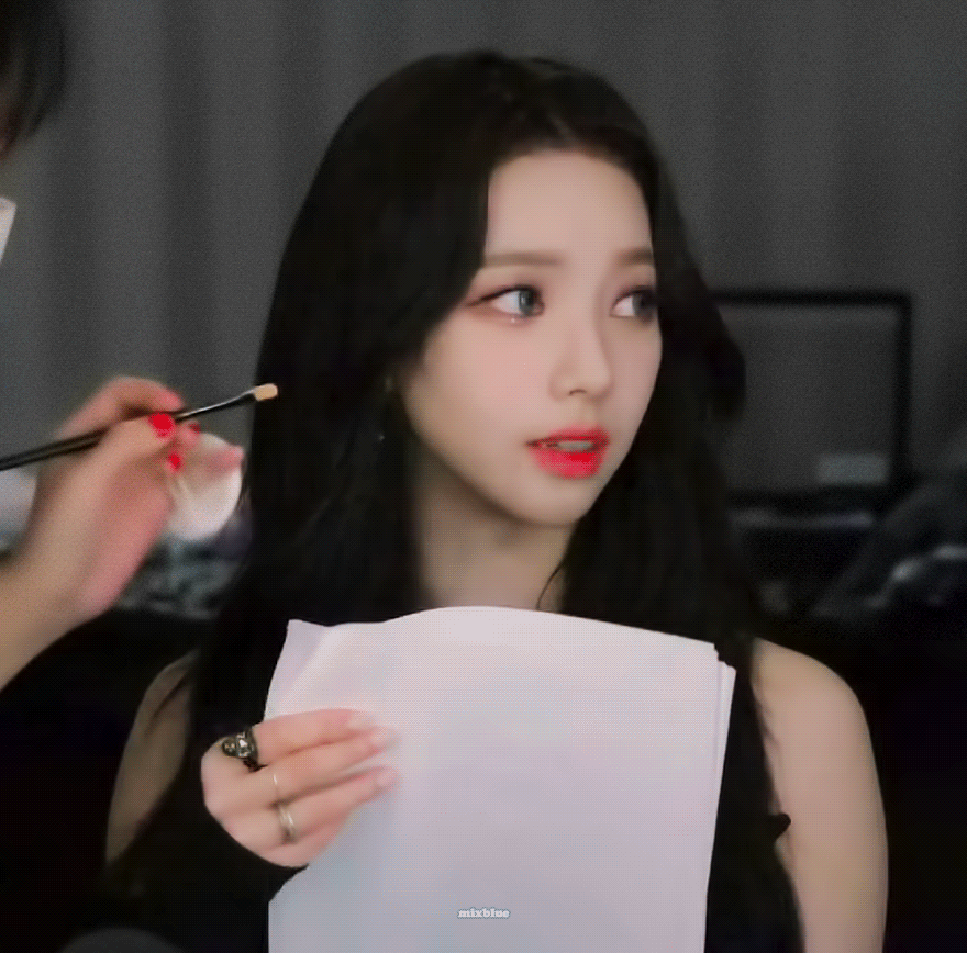 얼굴과 쇄골 메이크업 받는 에스파 카리나 | 인스티즈