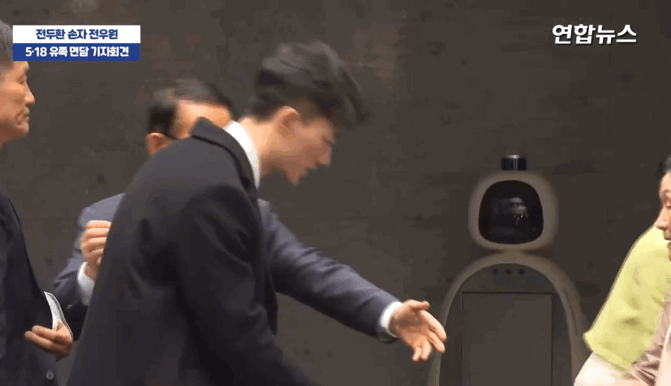 전두환 손자 안아주는 5.18 유족들.gif | 인스티즈