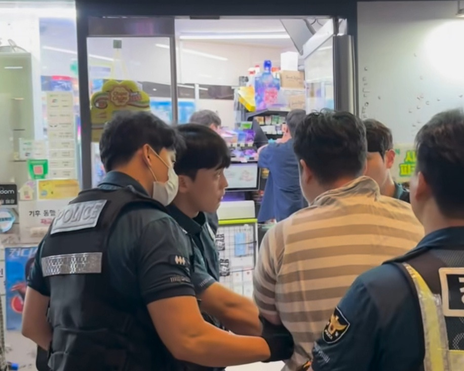 현재 외국 인스타에서 난리난 한국 경찰들 사진 | 인스티즈