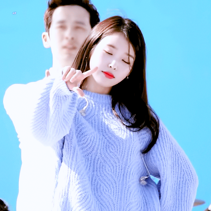 레전드였던 하늘색니트 아이유.jpg | 인스티즈