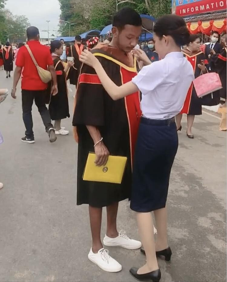 대학졸업식날 오빠앞에 무릎꿇은 여동생.jpg | 인스티즈