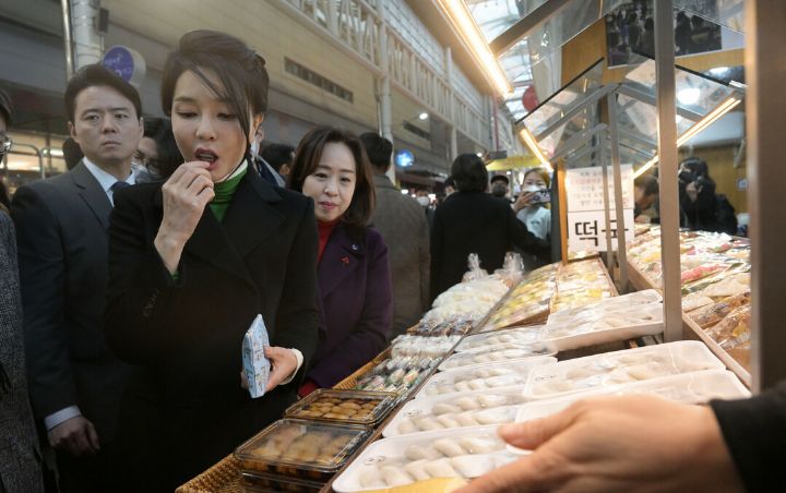 김건희, 납작만두 먹으며 "딱 좋아하는 스타일”…"예뻐요” 연호에 ♥ 인사도 | 인스티즈
