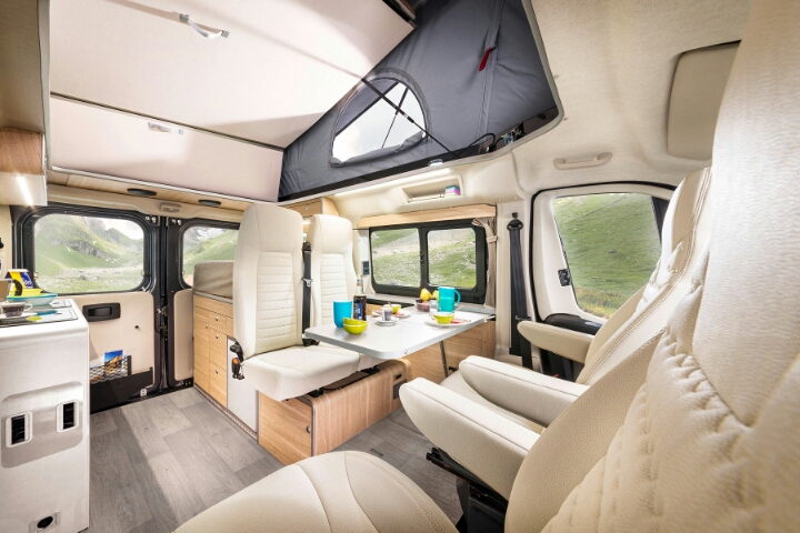 화장실 빼고 있을거 다있는 캠핑카.jpg