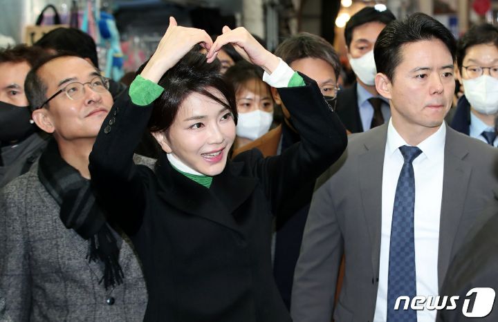 김건희, 납작만두 먹으며 "딱 좋아하는 스타일”…"예뻐요” 연호에 ♥ 인사도 | 인스티즈