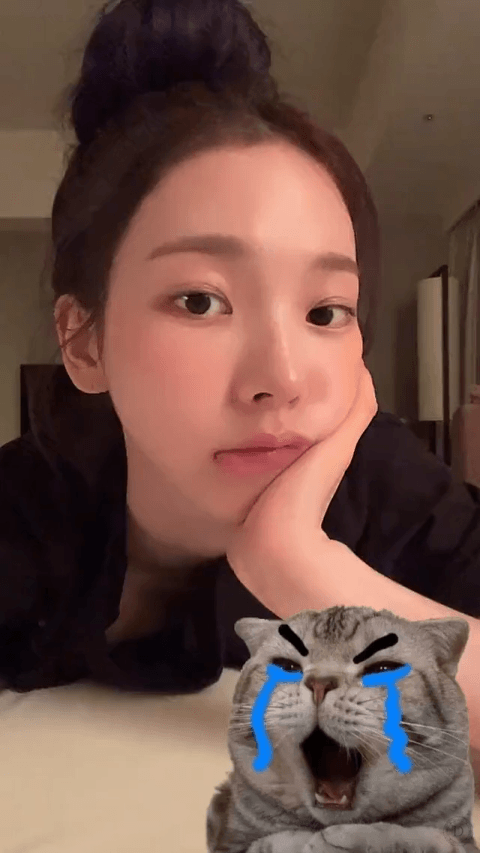 내추럴 메이크업으로 침대에 있는 에스파 카리나 | 인스티즈