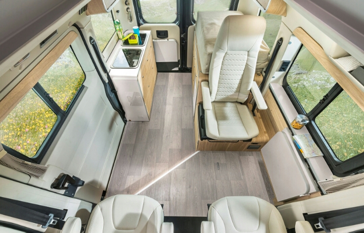 화장실 빼고 있을거 다있는 캠핑카.jpg