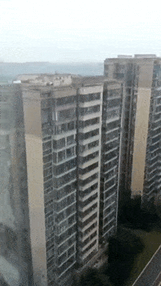 중국 아파트 옥상 난간에서 점프하는 아이 | 인스티즈