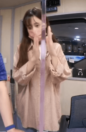 굳이 메이크업 지우고 쌩얼로 배텐 출근한 러블리즈 지애.jpg | 인스티즈