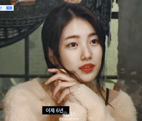 술마시며 경청 중인 수지.gif | 인스티즈