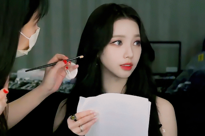 얼굴과 쇄골 메이크업 받는 에스파 카리나 | 인스티즈