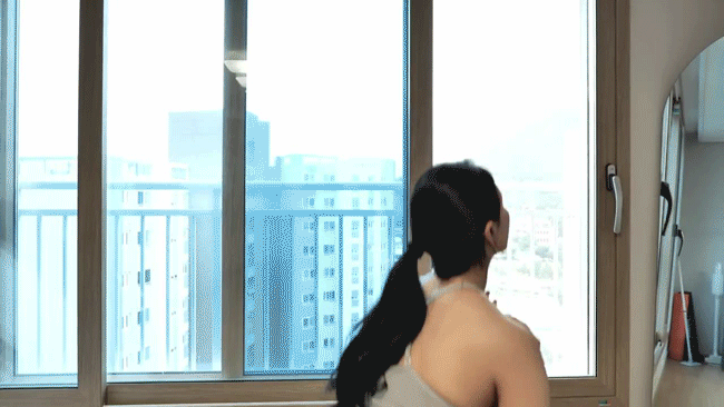 야한 복장으로 케틀벨 힙운동 하는 누나 