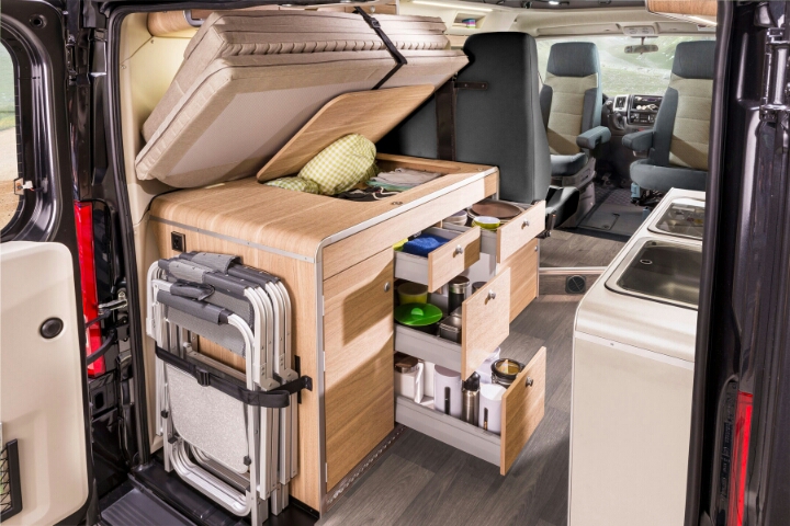 화장실 빼고 있을거 다있는 캠핑카.jpg