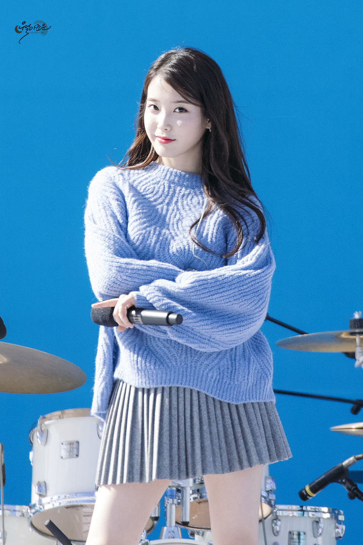 레전드였던 하늘색니트 아이유.jpg | 인스티즈