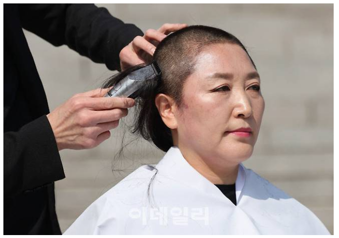 '윤석열 조기 파면 촉구' 삭발 나선 민주당 의원들 | 인스티즈
