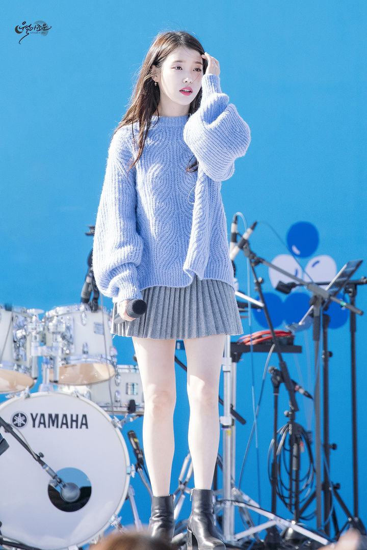 레전드였던 하늘색니트 아이유.jpg | 인스티즈