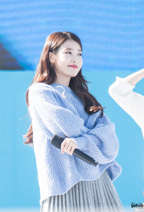 레전드였던 하늘색니트 아이유.jpg | 인스티즈