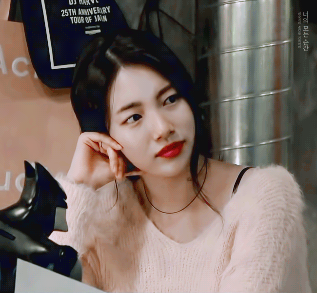 술마시며 경청 중인 수지.gif | 인스티즈