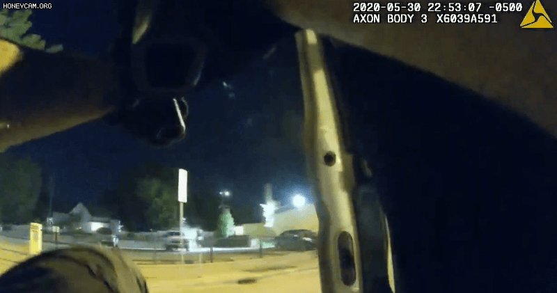 미국 경찰에게 총을 쏘고도 무죄를 받은 흑인 | 인스티즈