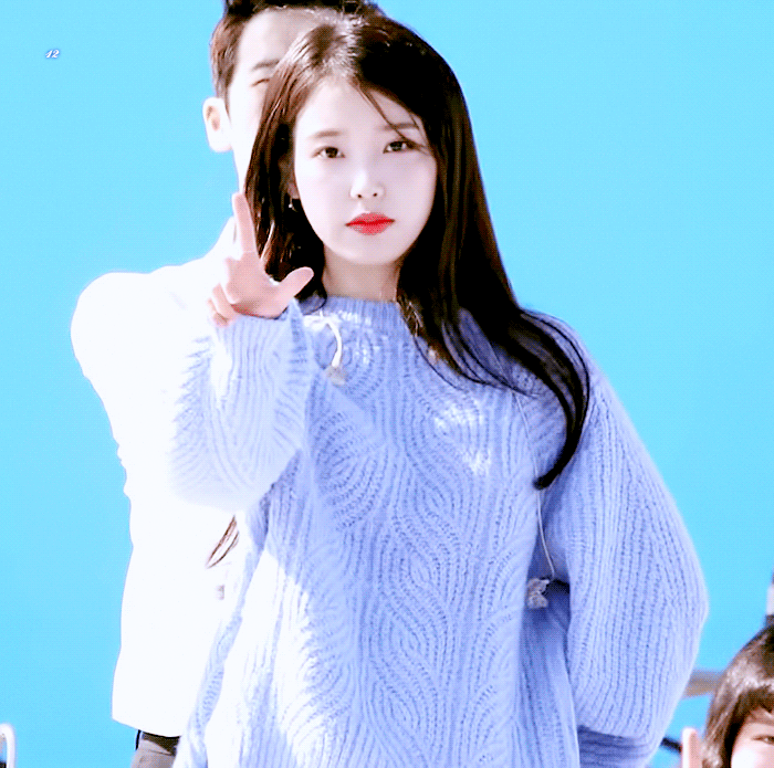 레전드였던 하늘색니트 아이유.jpg | 인스티즈