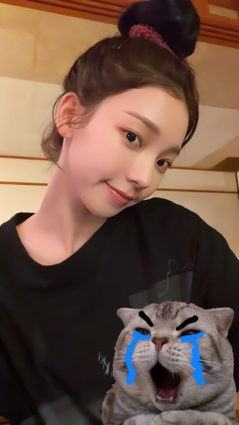 내추럴 메이크업으로 침대에 있는 에스파 카리나 | 인스티즈