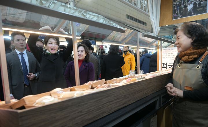 김건희, 납작만두 먹으며 "딱 좋아하는 스타일”…"예뻐요” 연호에 ♥ 인사도 | 인스티즈
