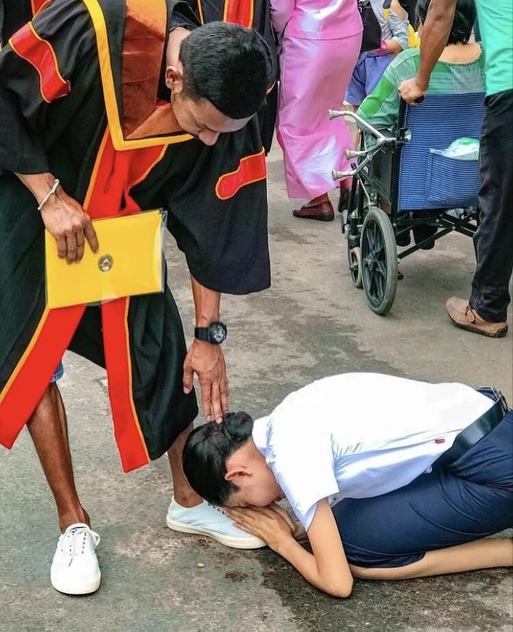 대학졸업식날 오빠앞에 무릎꿇은 여동생.jpg | 인스티즈