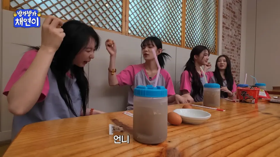 머리에 구운 계란을 깨는 이채연, 이채영, 이채영, 이채영 | 인스티즈