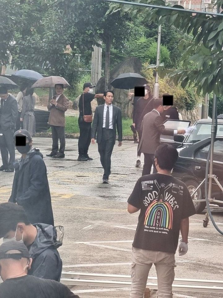 김해에서 영화 촬영중인 오늘자 이정재 | 인스티즈
