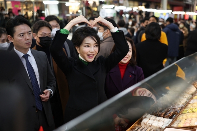 김건희, 납작만두 먹으며 "딱 좋아하는 스타일”…"예뻐요” 연호에 ♥ 인사도 | 인스티즈