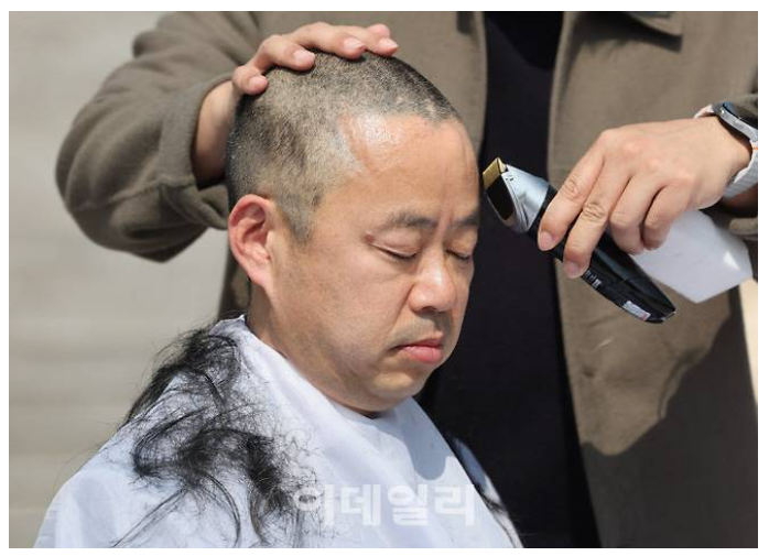 '윤석열 조기 파면 촉구' 삭발 나선 민주당 의원들 | 인스티즈
