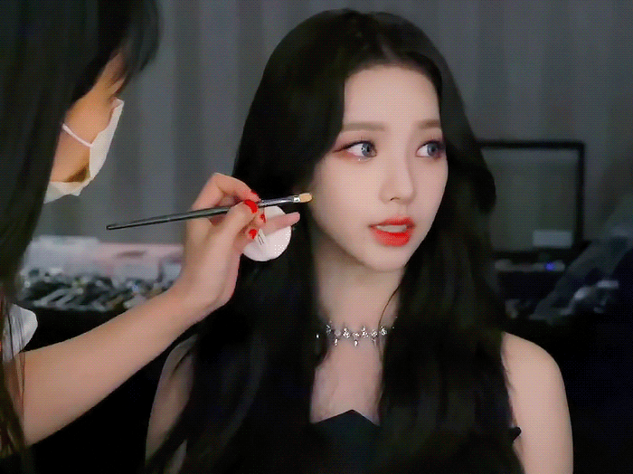 얼굴과 쇄골 메이크업 받는 에스파 카리나 | 인스티즈