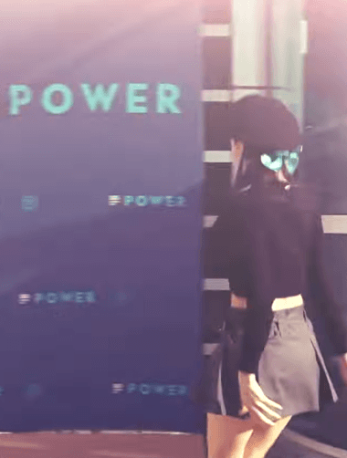 영하에도 크롭티와 미니스커트 입고 포토타임하는 러블리즈 정예인.gif | 인스티즈