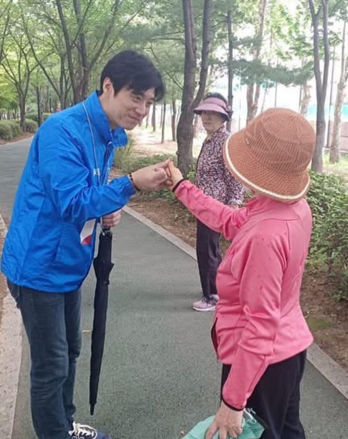 고개 숙이고 낮추며 유세하는 한준호 의원 | 인스티즈