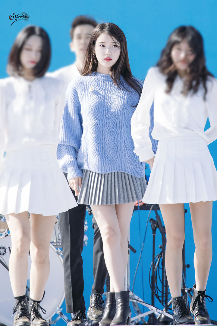 레전드였던 하늘색니트 아이유.jpg | 인스티즈