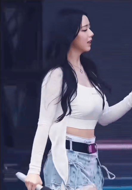  그냥 무대위를 걷는 채연 | 인스티즈