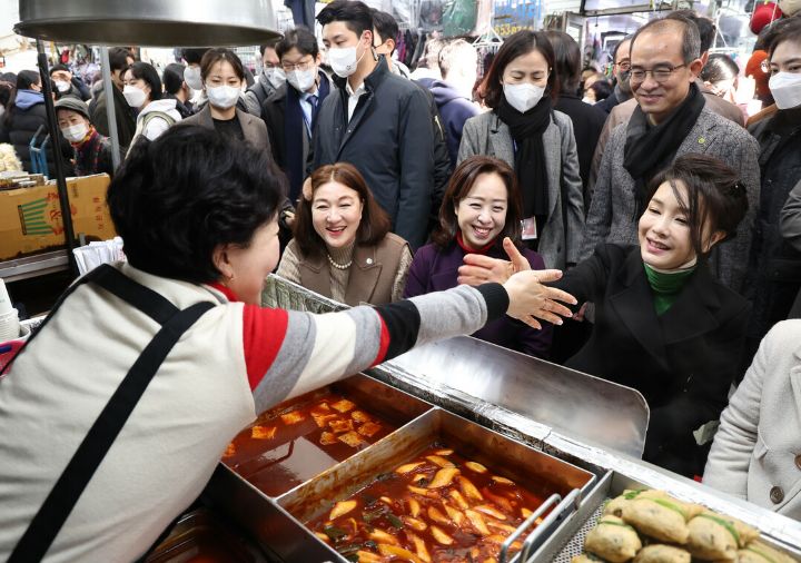 김건희, 납작만두 먹으며 "딱 좋아하는 스타일”…"예뻐요” 연호에 ♥ 인사도 | 인스티즈