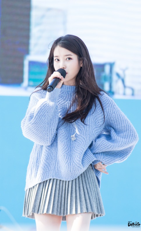 레전드였던 하늘색니트 아이유.jpg | 인스티즈