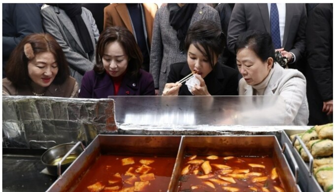 김건희, 납작만두 먹으며 "딱 좋아하는 스타일”…"예뻐요” 연호에 ♥ 인사도 | 인스티즈