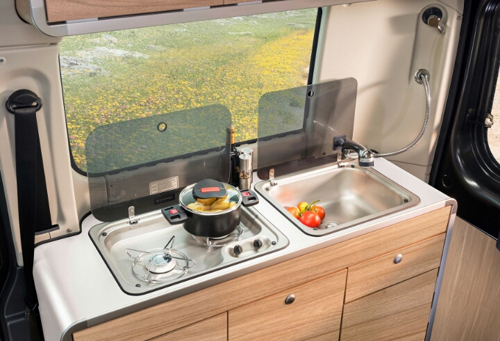 화장실 빼고 있을거 다있는 캠핑카.jpg