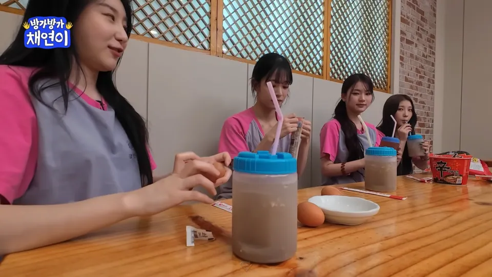 머리에 구운 계란을 깨는 이채연, 이채영, 이채영, 이채영 | 인스티즈
