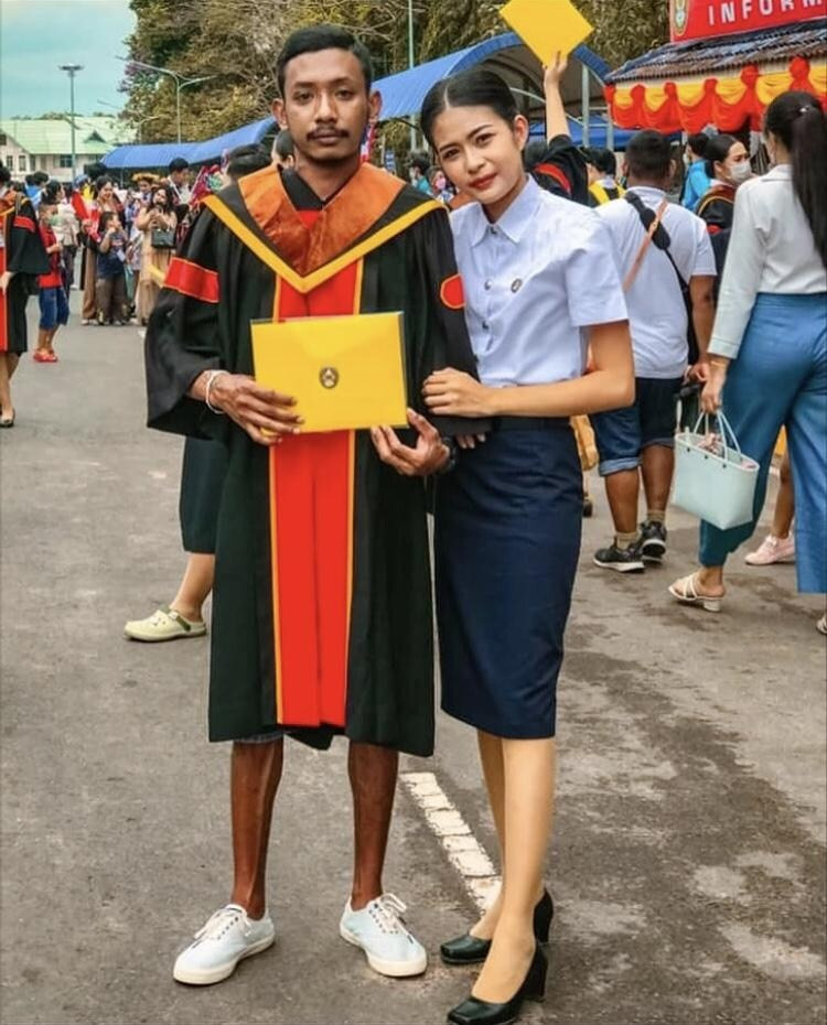 대학졸업식날 오빠앞에 무릎꿇은 여동생.jpg | 인스티즈