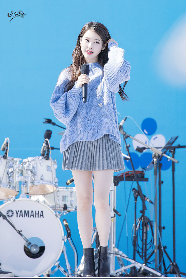 레전드였던 하늘색니트 아이유.jpg | 인스티즈
