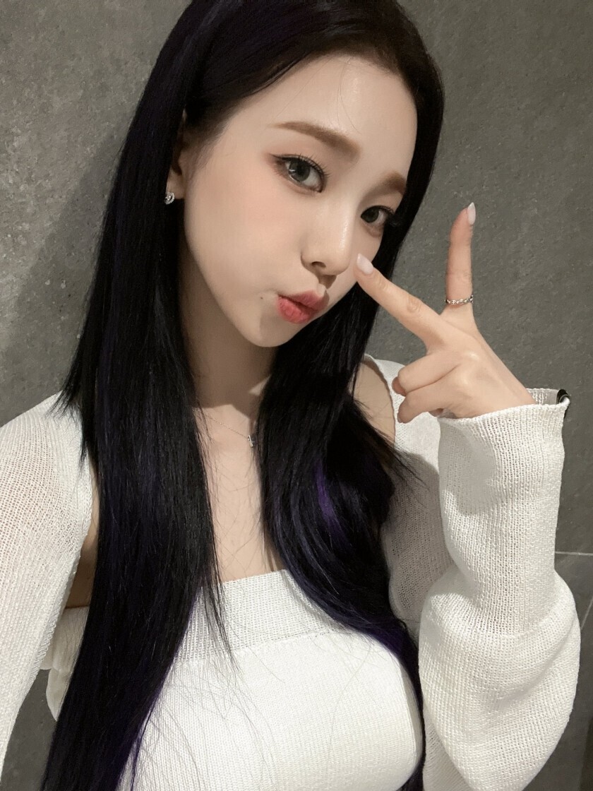 내추럴 메이크업으로 침대에 있는 에스파 카리나 | 인스티즈