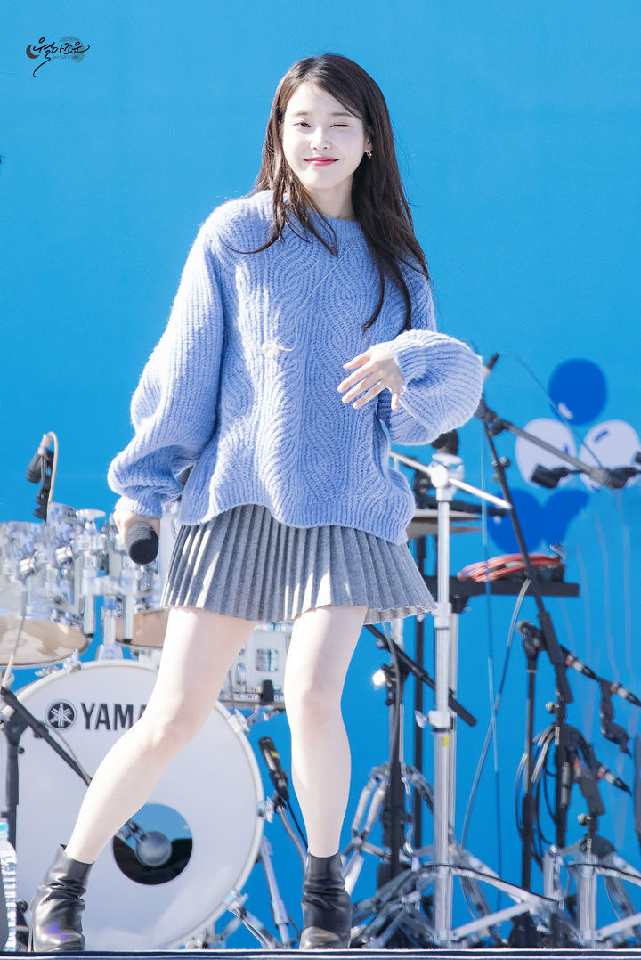 레전드였던 하늘색니트 아이유.jpg | 인스티즈