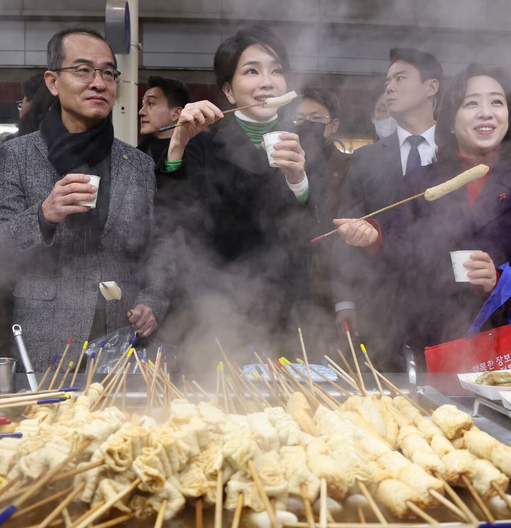김건희, 납작만두 먹으며 "딱 좋아하는 스타일”…"예뻐요” 연호에 ♥ 인사도 | 인스티즈